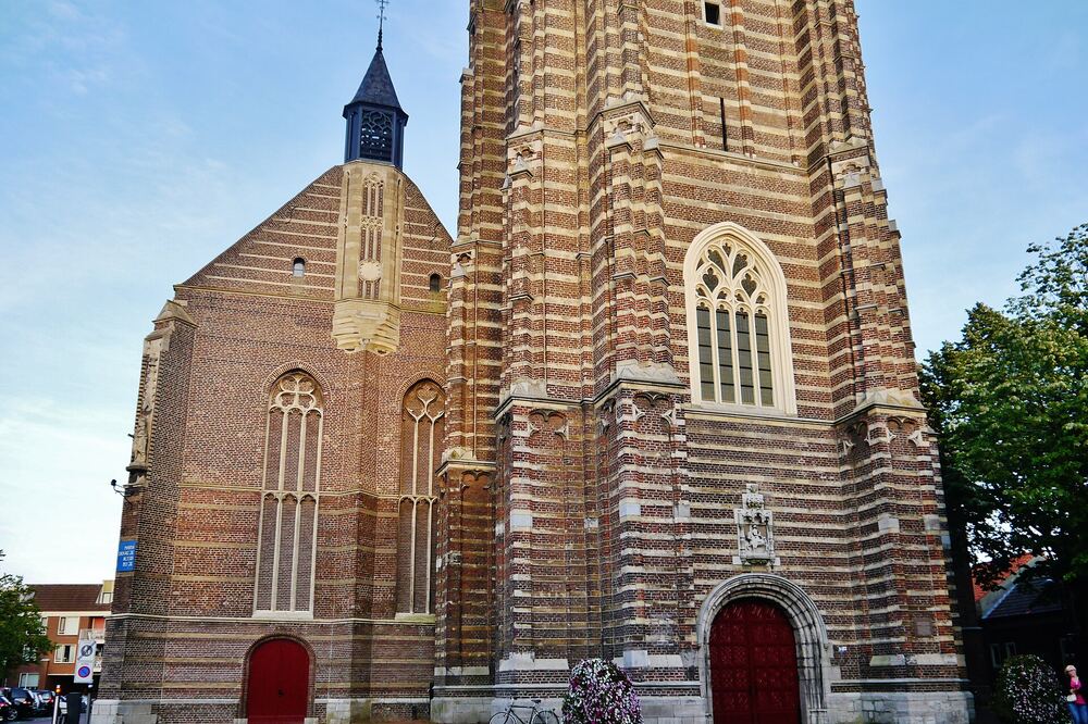 De voorgevel van de Sint-Martinuskerk in Weert